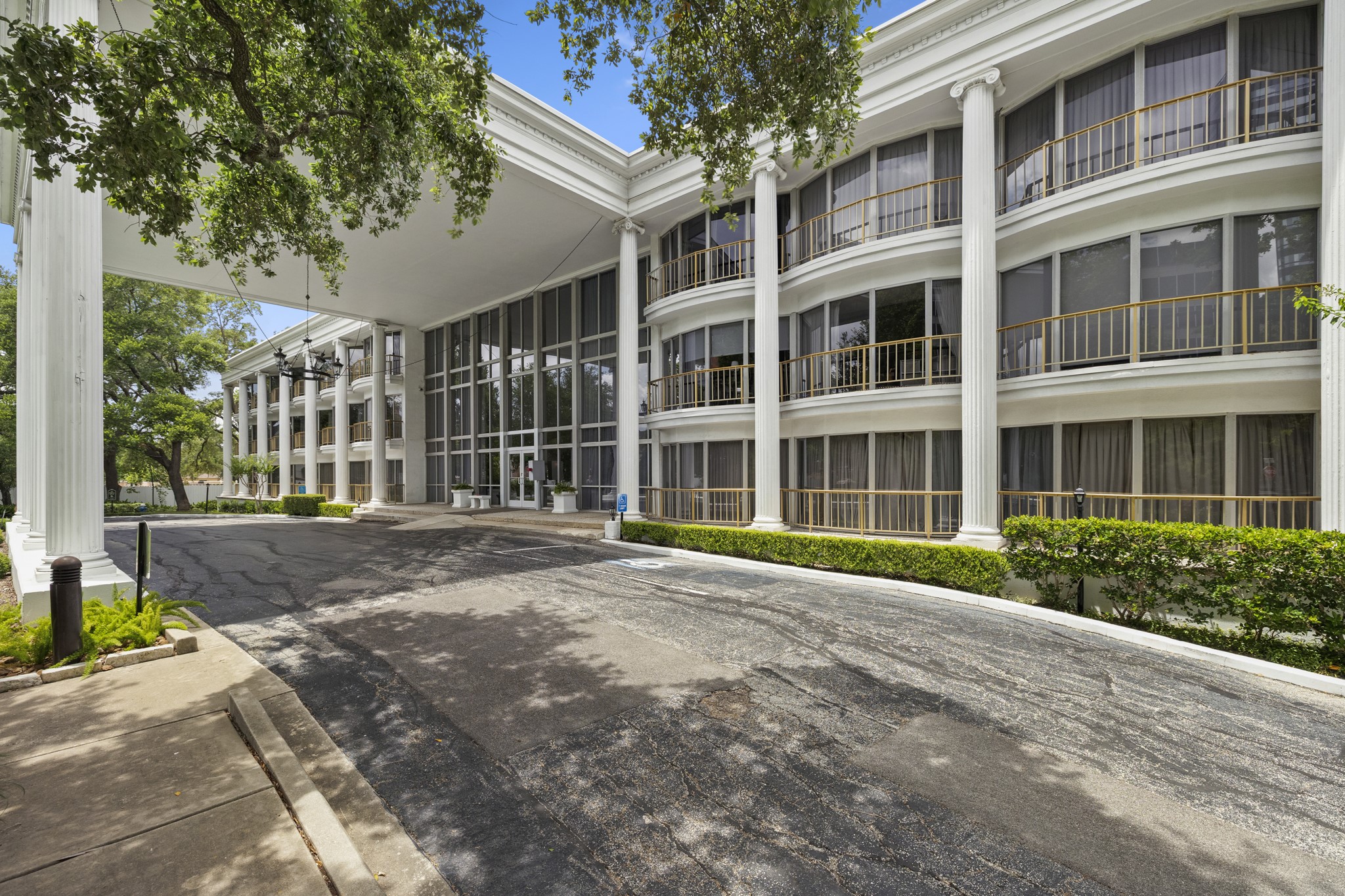 Welcome to The Ambassador at Post Oak. Unit 302 is a remodeled 2 bedroom, 2 bathroom located on the 3rd floor of the 3 story building.
