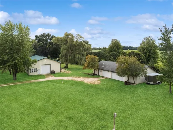 a view of a house with backyard and garden