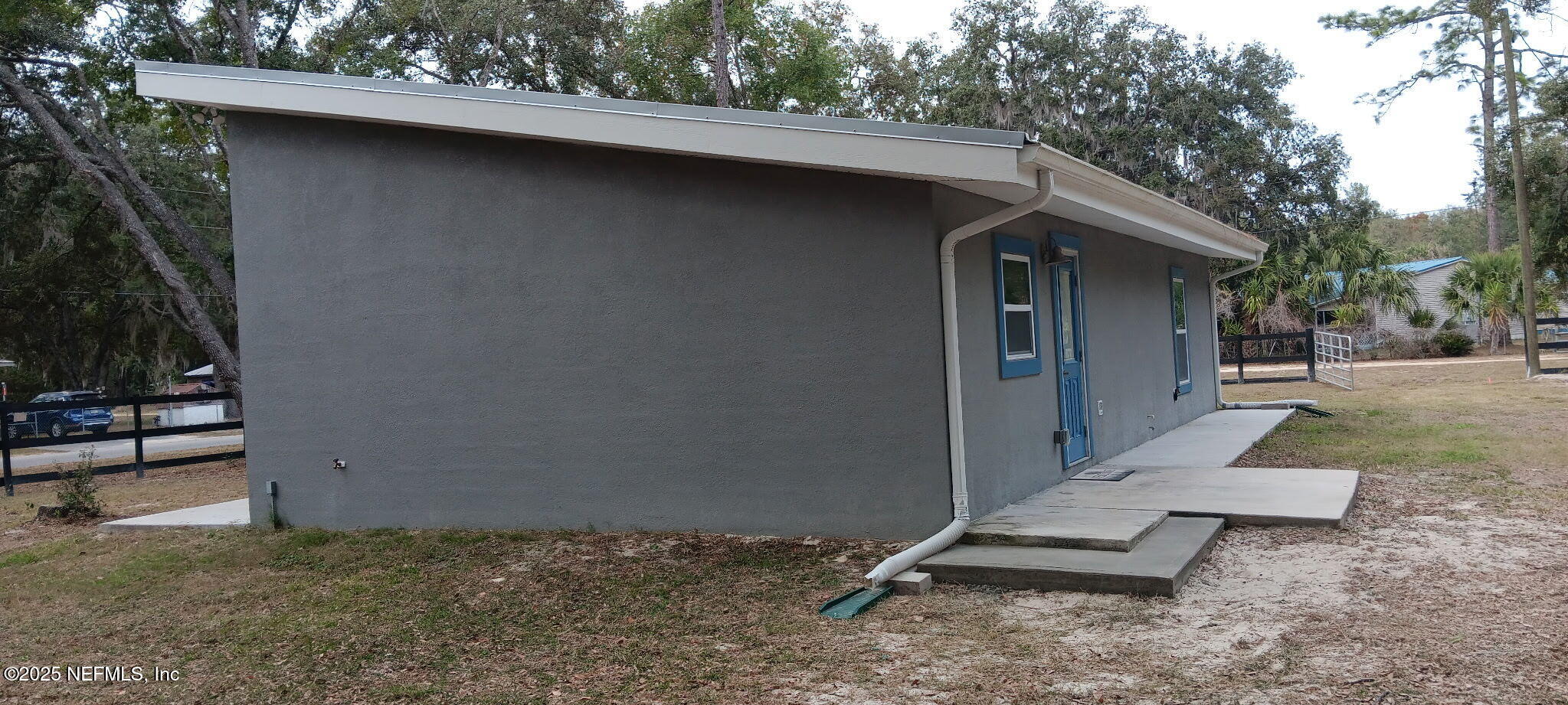 302 Azealea Avenue Interlachen, FL 32148 - Photo 37 of 38 a backyard of a house with table and chairs