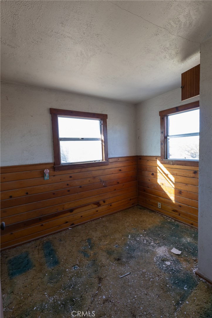 25640 Jasper Road Barstow, CA 92311 - Photo 14 of 48 a view of an empty room and window