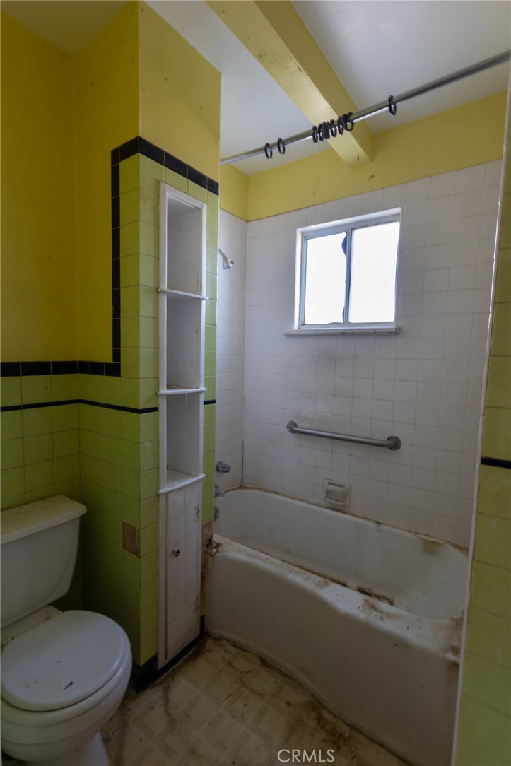 25640 Jasper Road Barstow, CA 92311 - Photo 17 of 48 a bathroom with a toilet and a bathtub