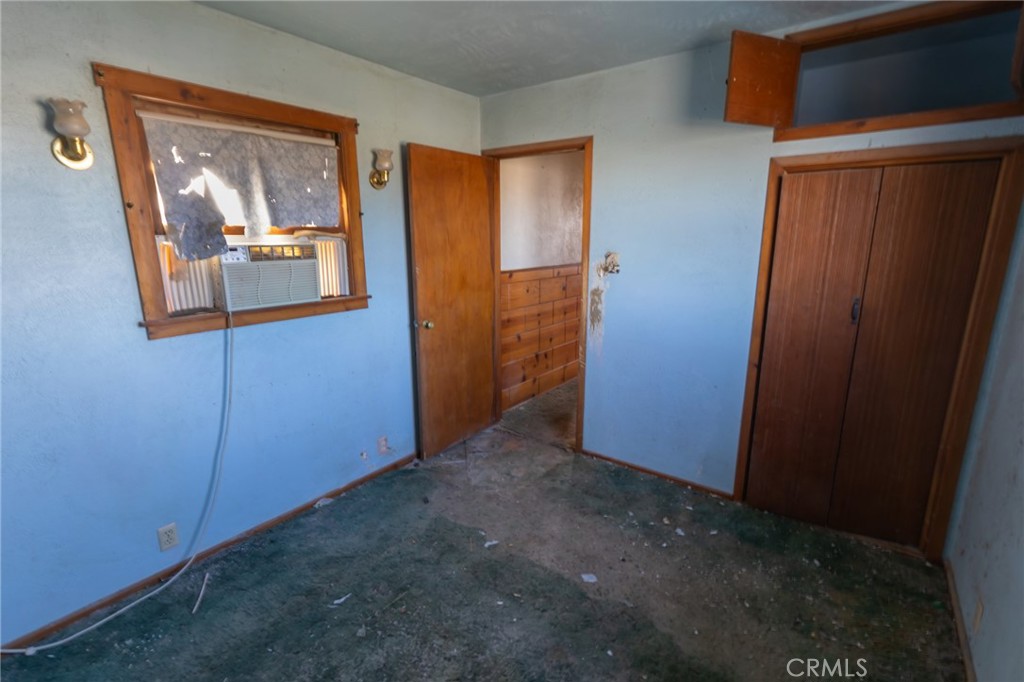 25640 Jasper Road Barstow, CA 92311 - Photo 21 of 48 an empty room with windows and closet
