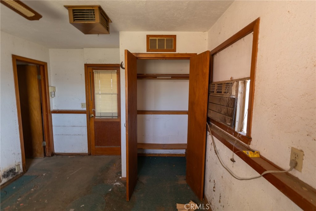 25640 Jasper Road Barstow, CA 92311 - Photo 28 of 48 a view of walk in closet
