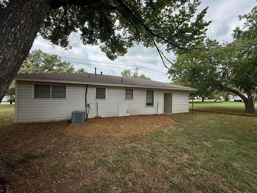 312 North Ave B Springtown, TX 76082 - Photo 7 of 21