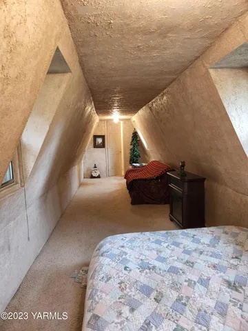 a view of a livingroom with furniture