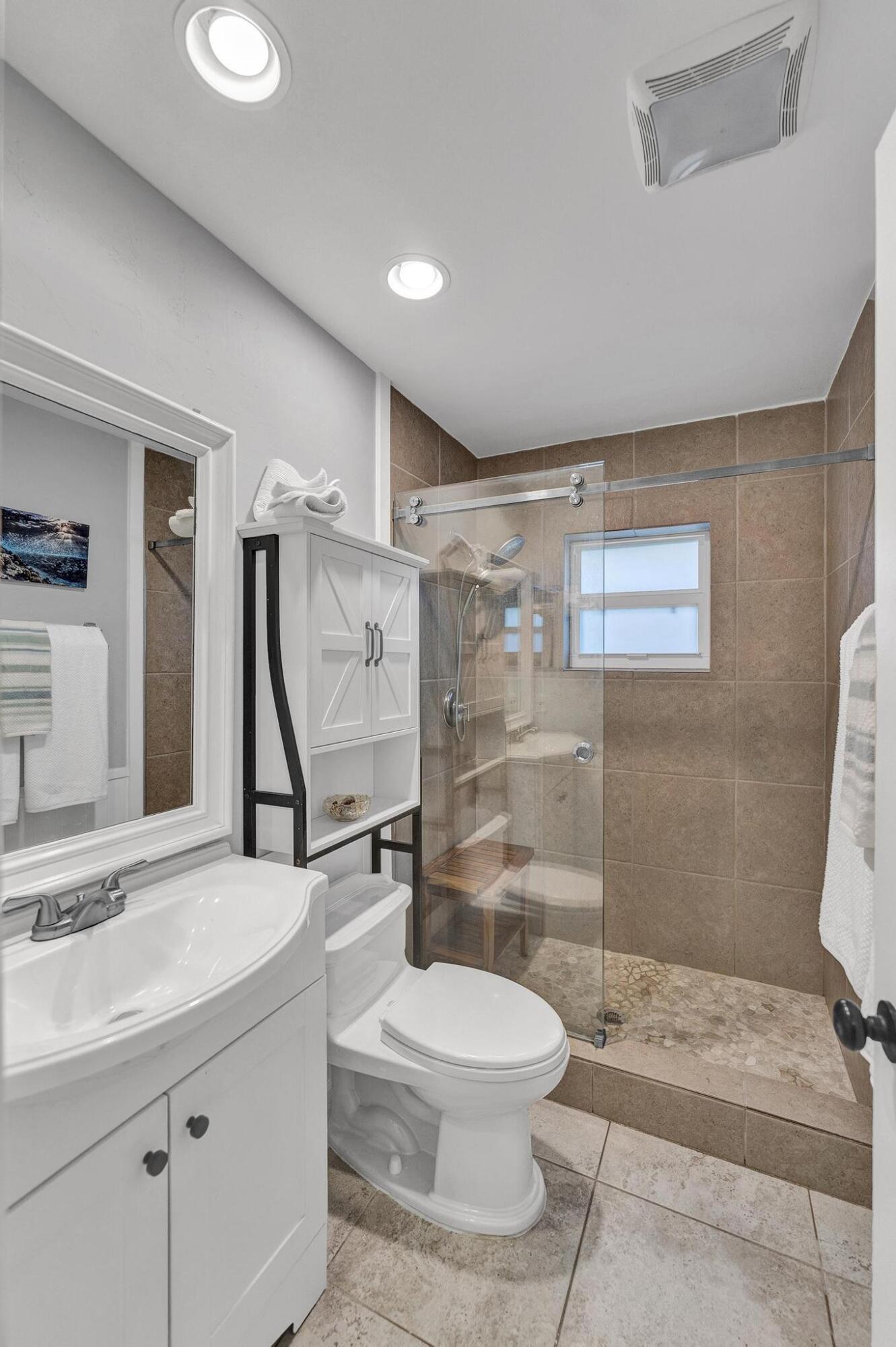 301 Del Rio Boulevard Boca Raton, FL 33432 - Photo 21 of 37 guest bath