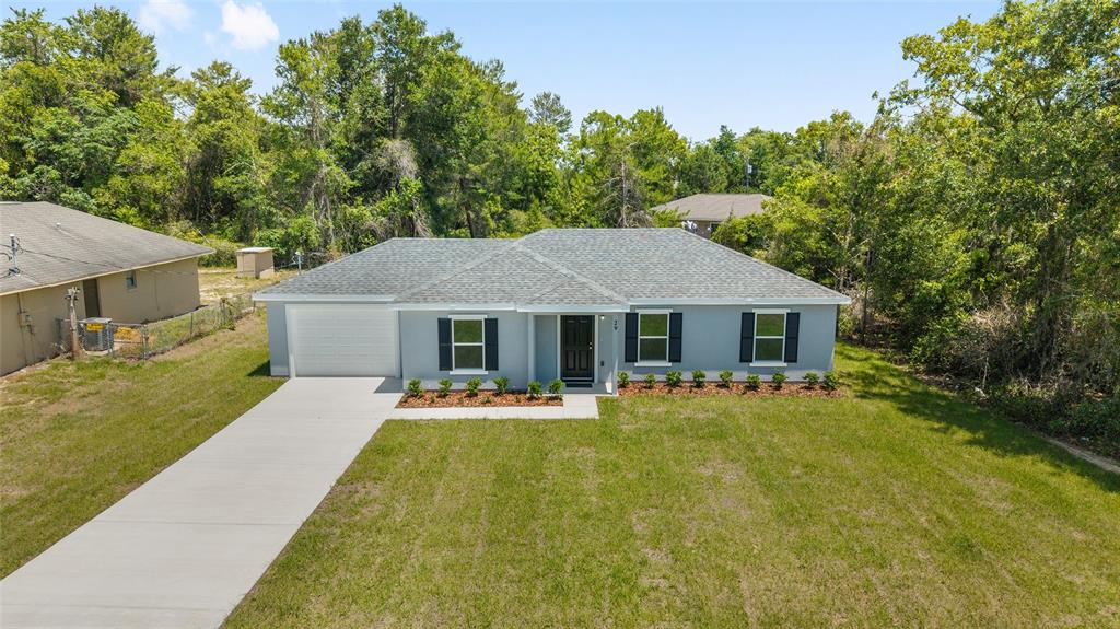 29 Olive Cir Loop Ocala, FL 34472 - Photo 33 of 49 a backyard of a house with table and chairs