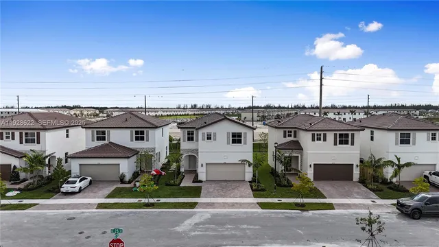 a view of a house with backyard