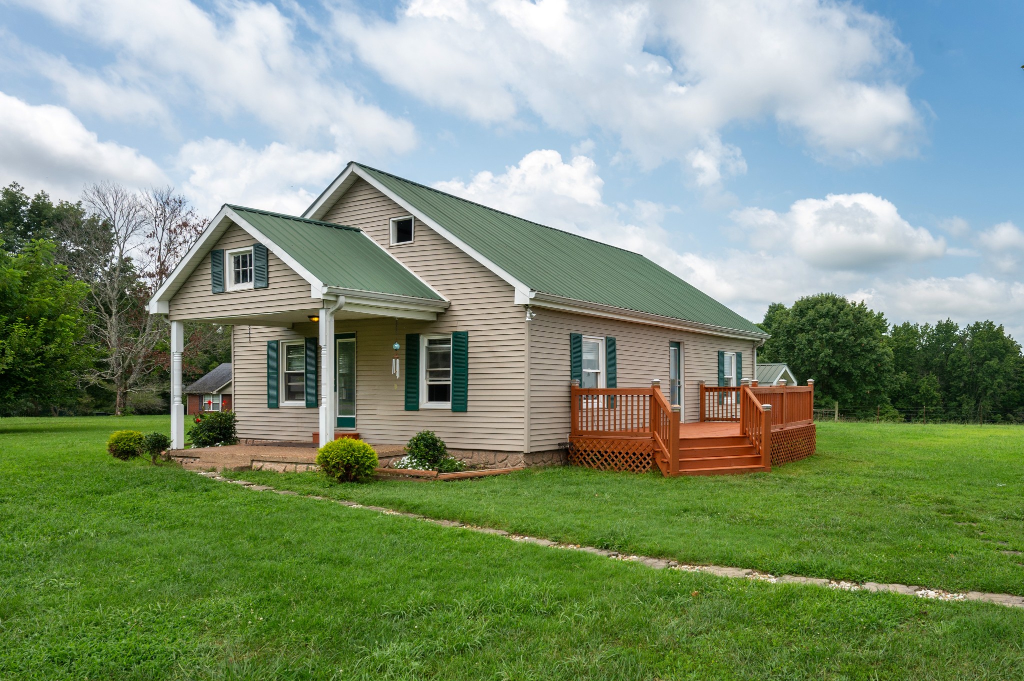 847 Chaffin Road Lafayette, TN 37083 - Photo 1 of 42 a front view of house with yard and green space