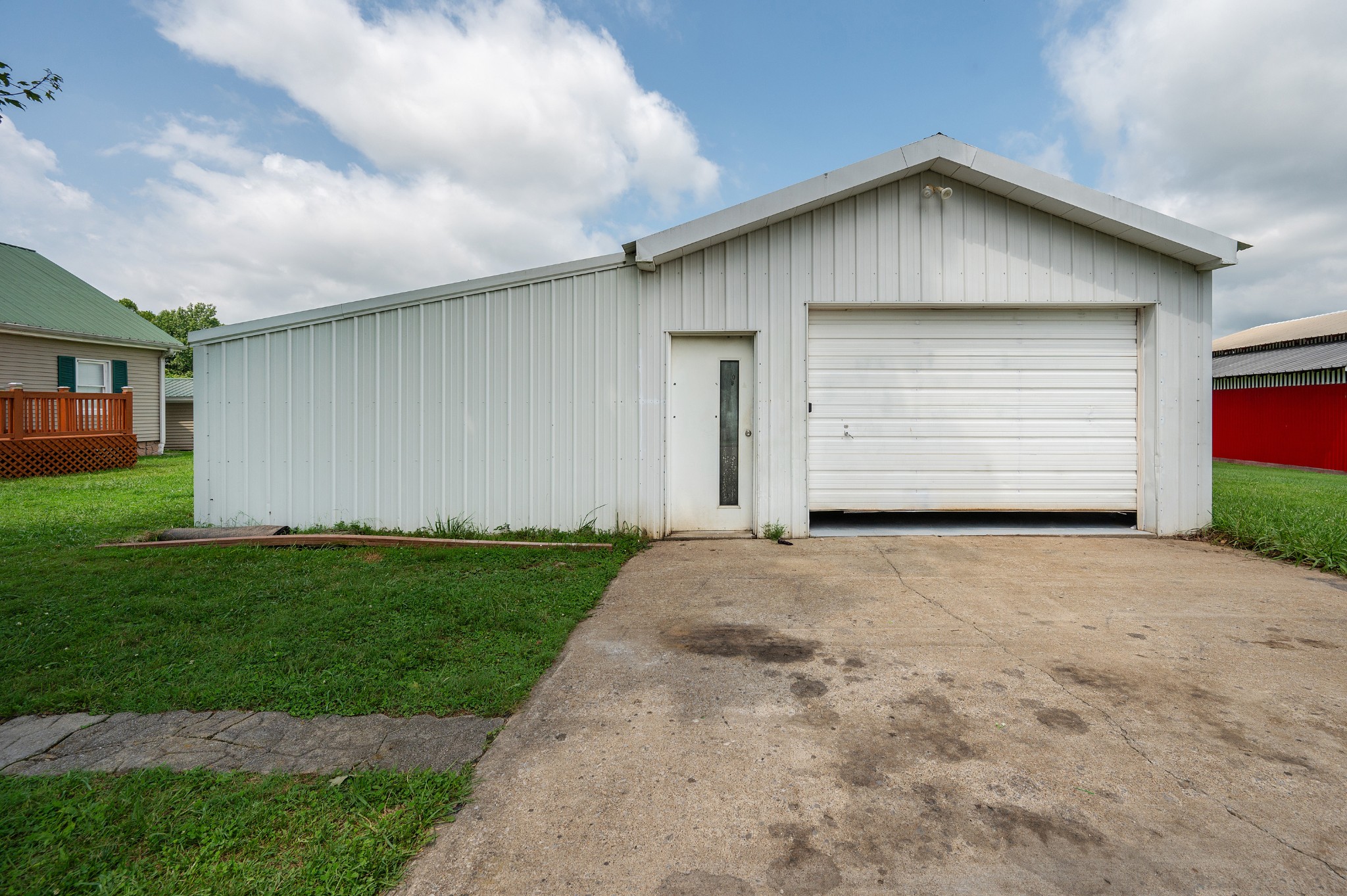 847 Chaffin Road Lafayette, TN 37083 - Photo 29 of 42 a front view of house with yard and garage