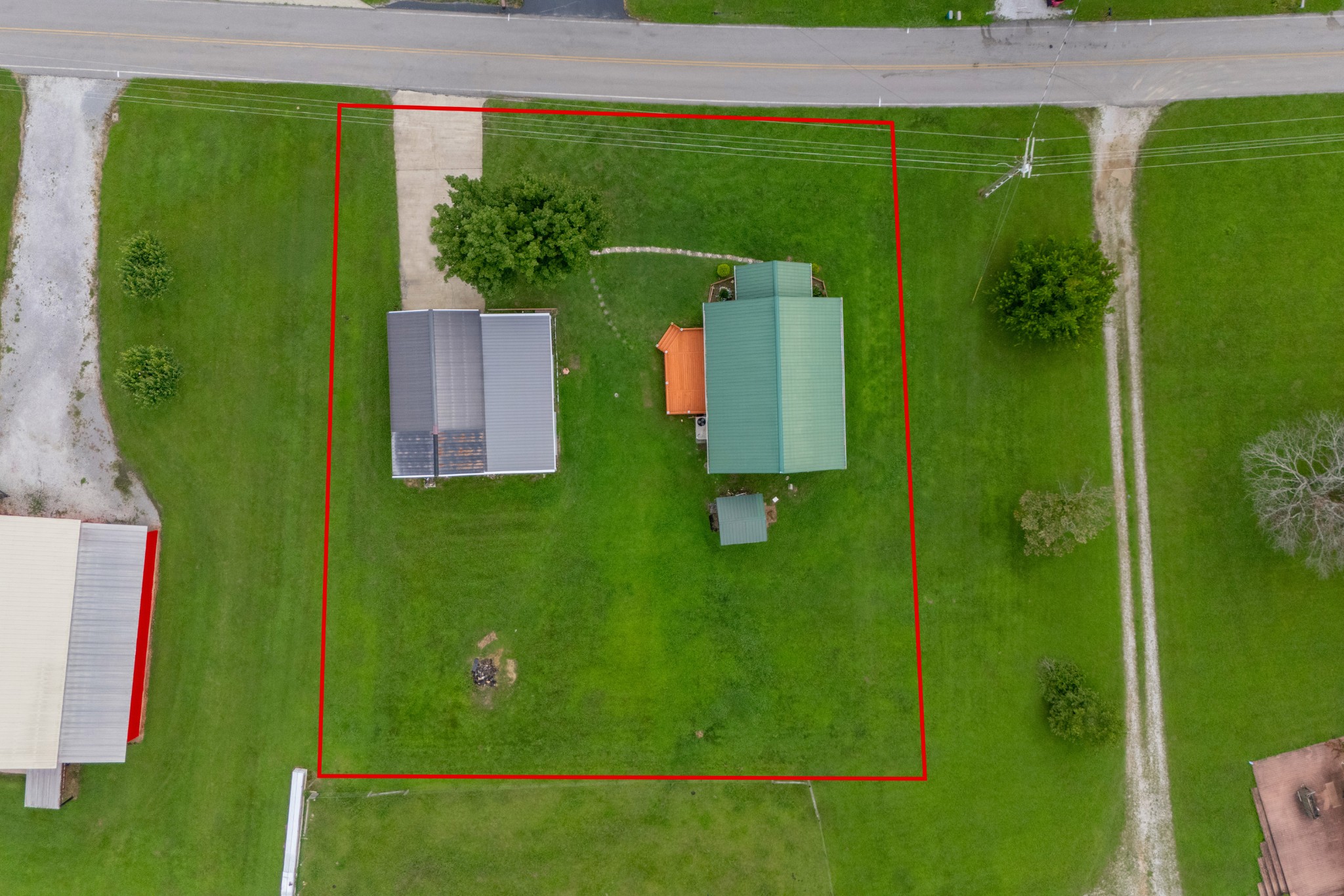 847 Chaffin Road Lafayette, TN 37083 - Photo 38 of 42 swimming pool with a yard