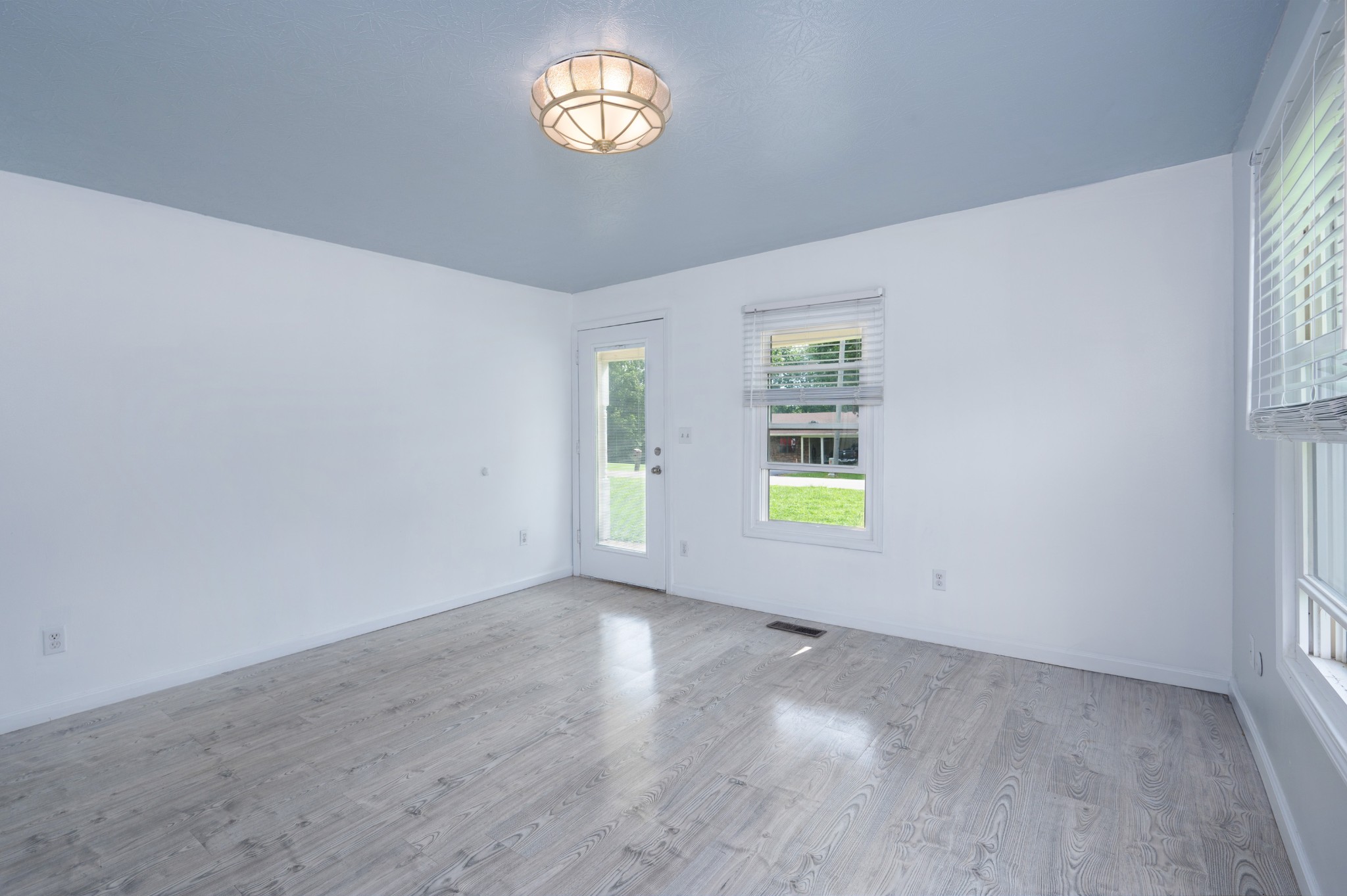 847 Chaffin Road Lafayette, TN 37083 - Photo 4 of 42 an empty room with windows and entrance