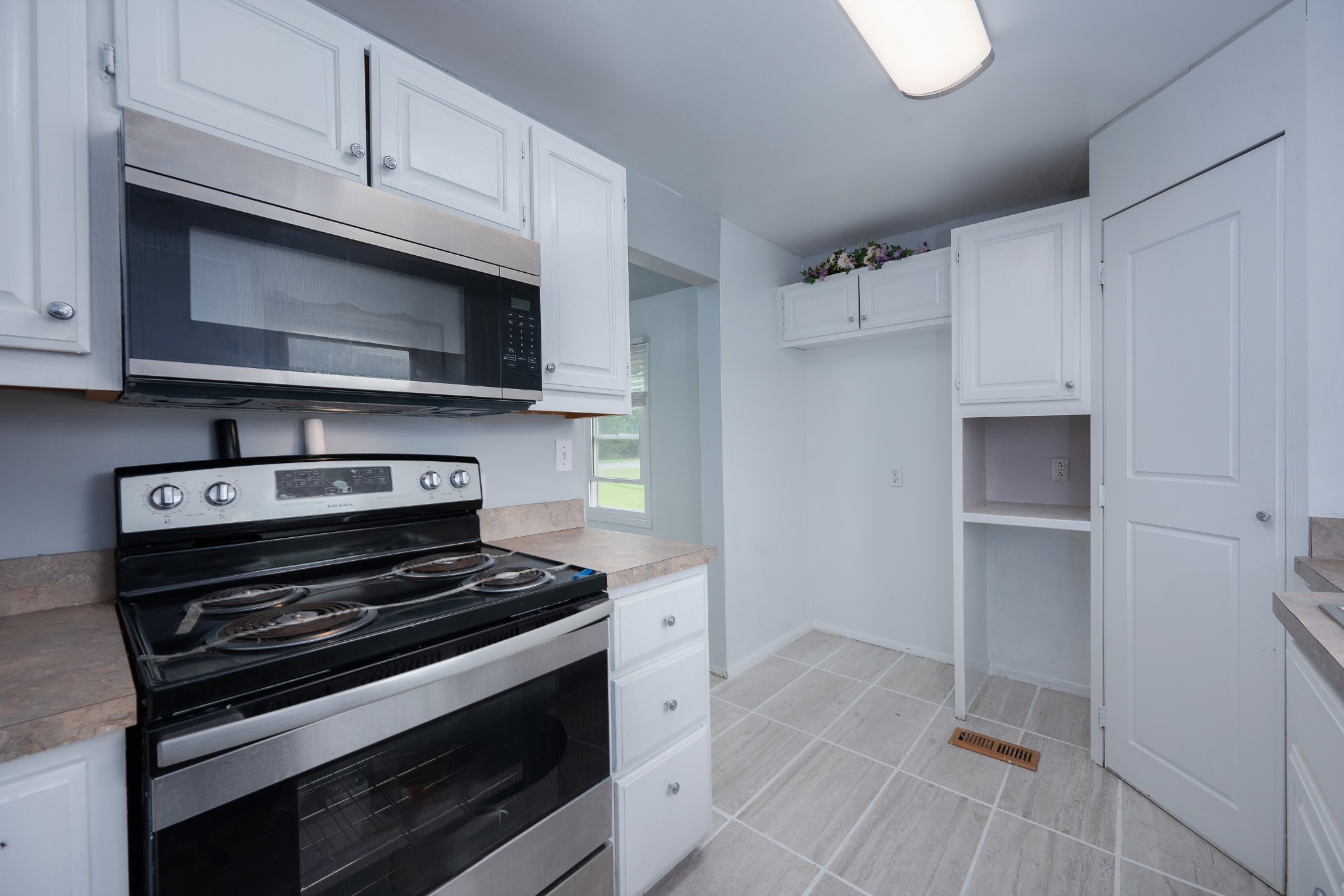 847 Chaffin Road Lafayette, TN 37083 - Photo 7 of 42 a kitchen with cabinets and steel appliances