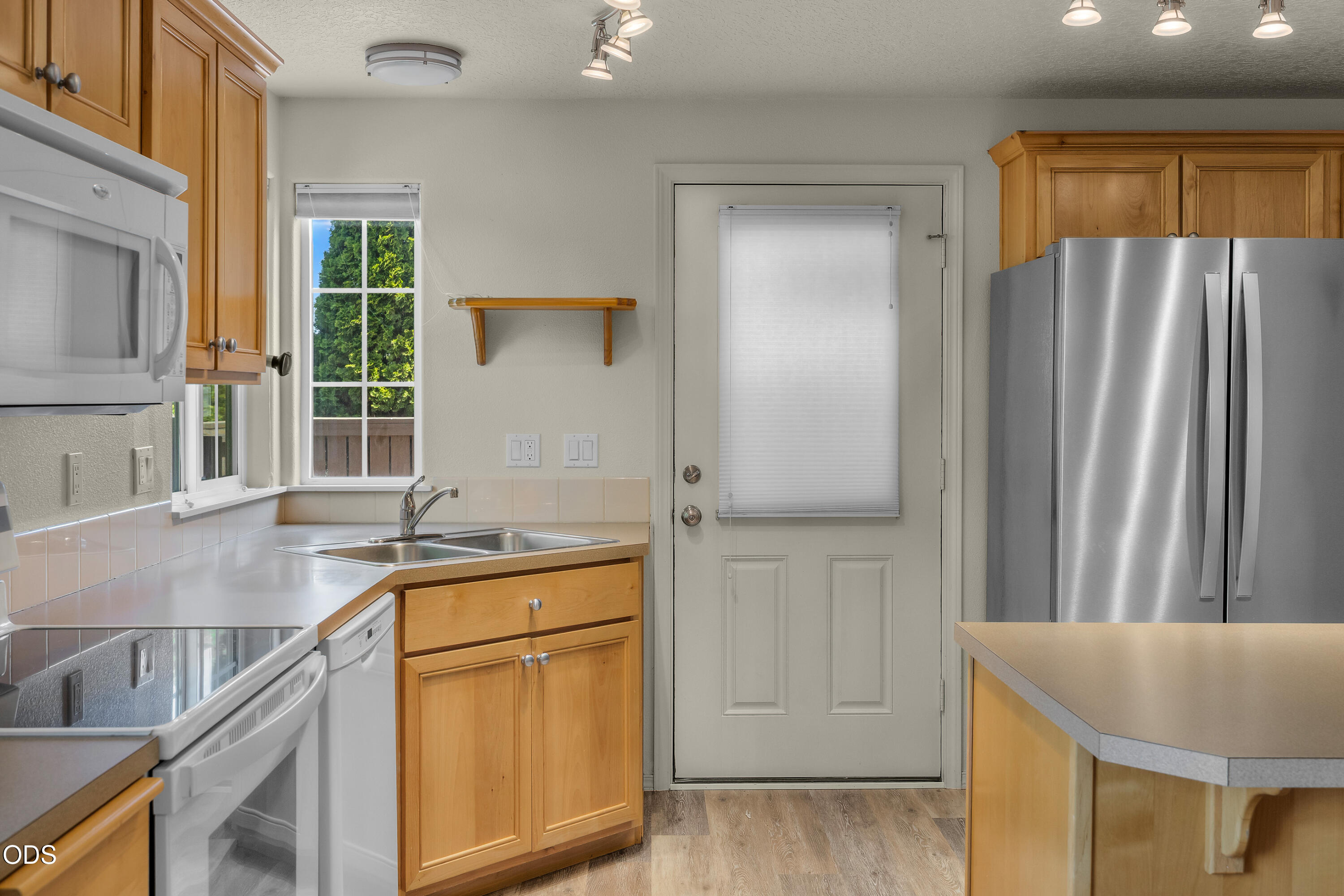 20535 Sunderland Way Bend, OR 97701 - Photo 10 of 41 a kitchen with a refrigerator stove and sink