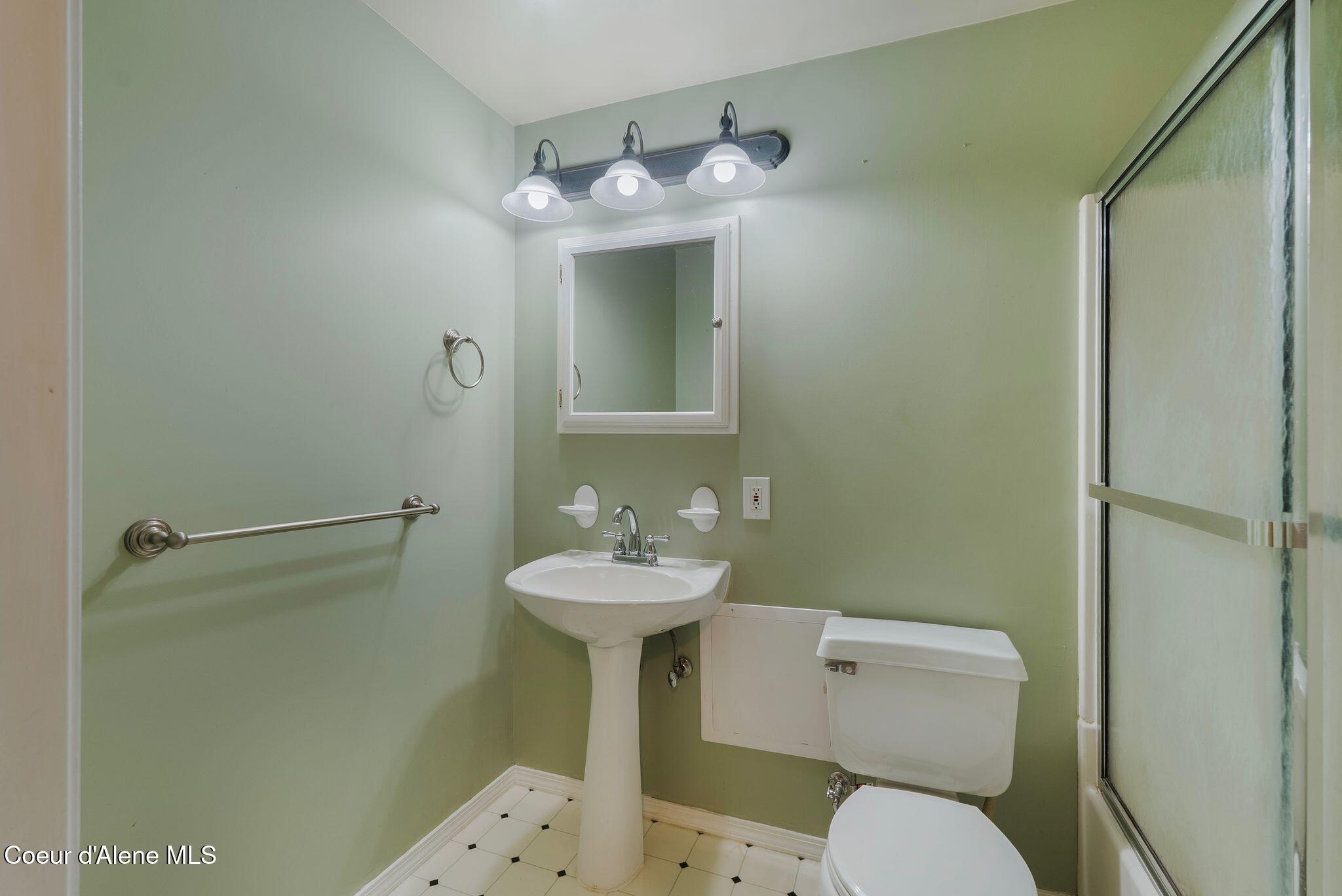 55 Trotter Lane Sandpoint, ID 83864 - Photo 29 of 80 Guest bathroom