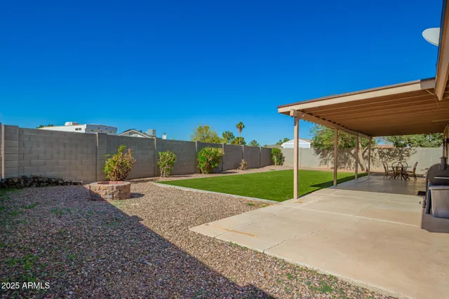 a view of a backyard