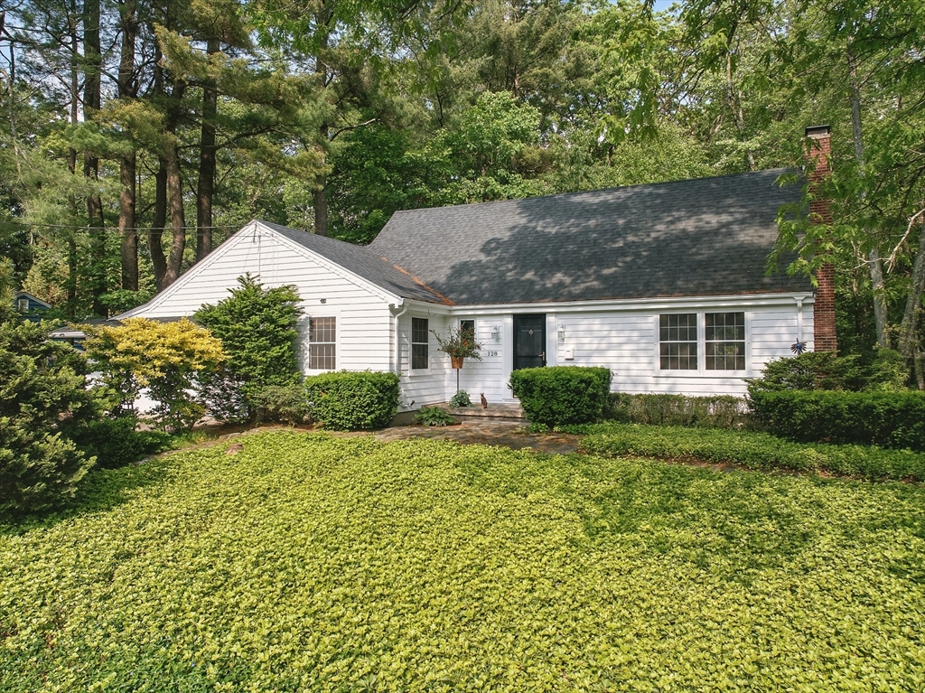 128 Lovell Road Holden, MA 01520 - Photo 1 of 36 Gallery Image 1