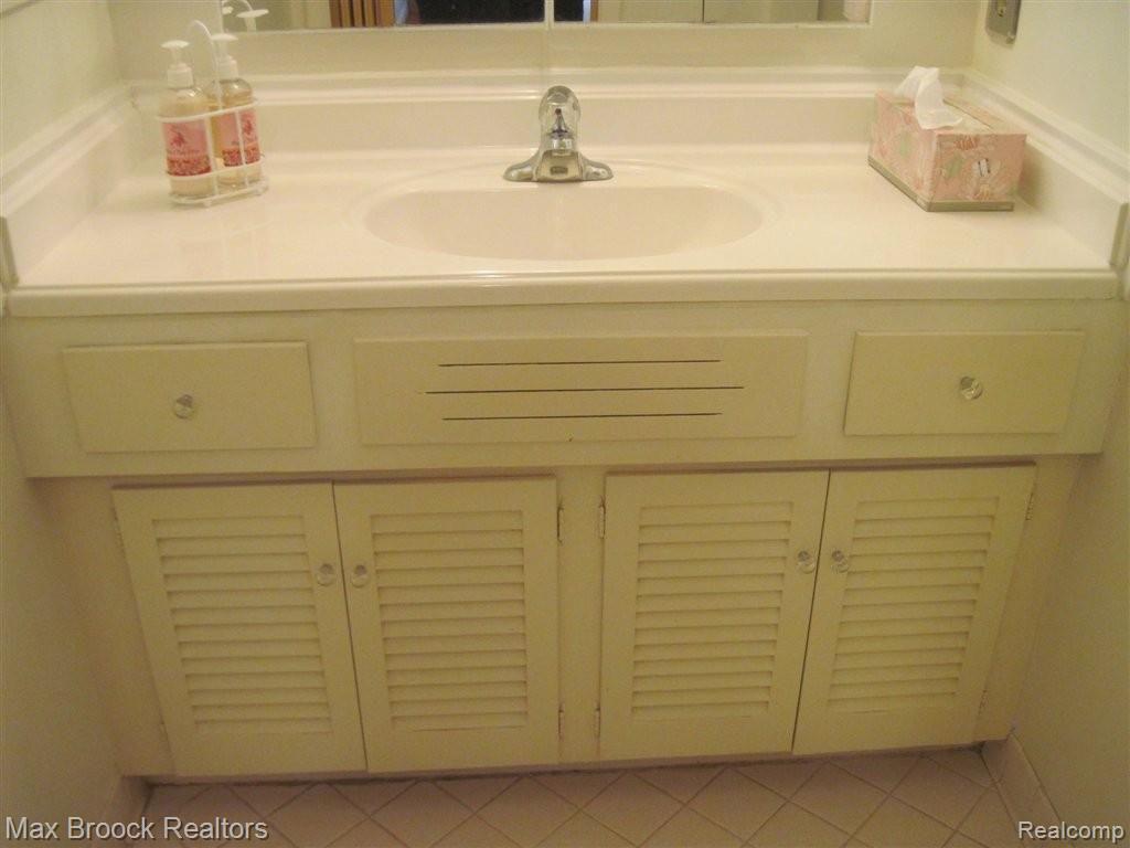 4041 West Maple Road, Unit 104 Bloomfield Hills, MI 48301 - Photo 13 of 18 Master Bath Vanity