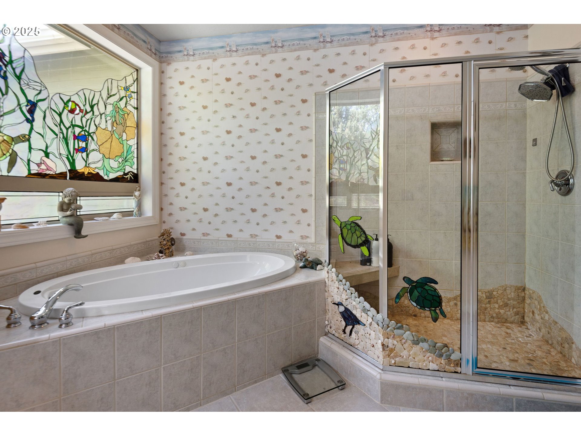 454 Tanager Drive Redmond, OR 97756 - Photo 18 of 31 a spacious bathroom with a bathtub and a sink