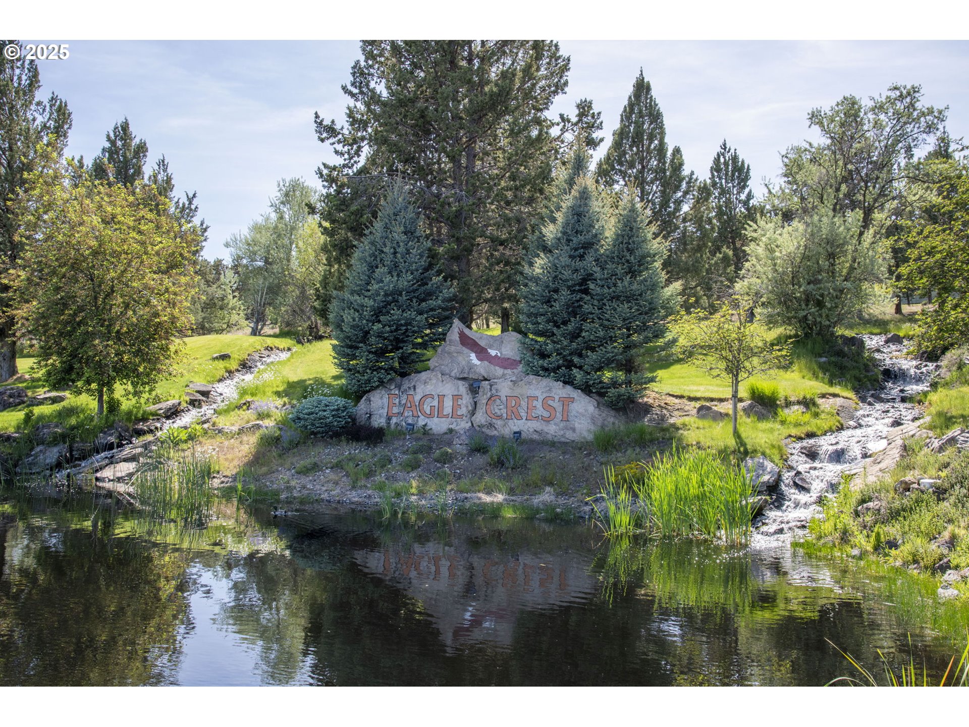 454 Tanager Drive Redmond, OR 97756 - Photo 2 of 31 a view of a garden with a tree