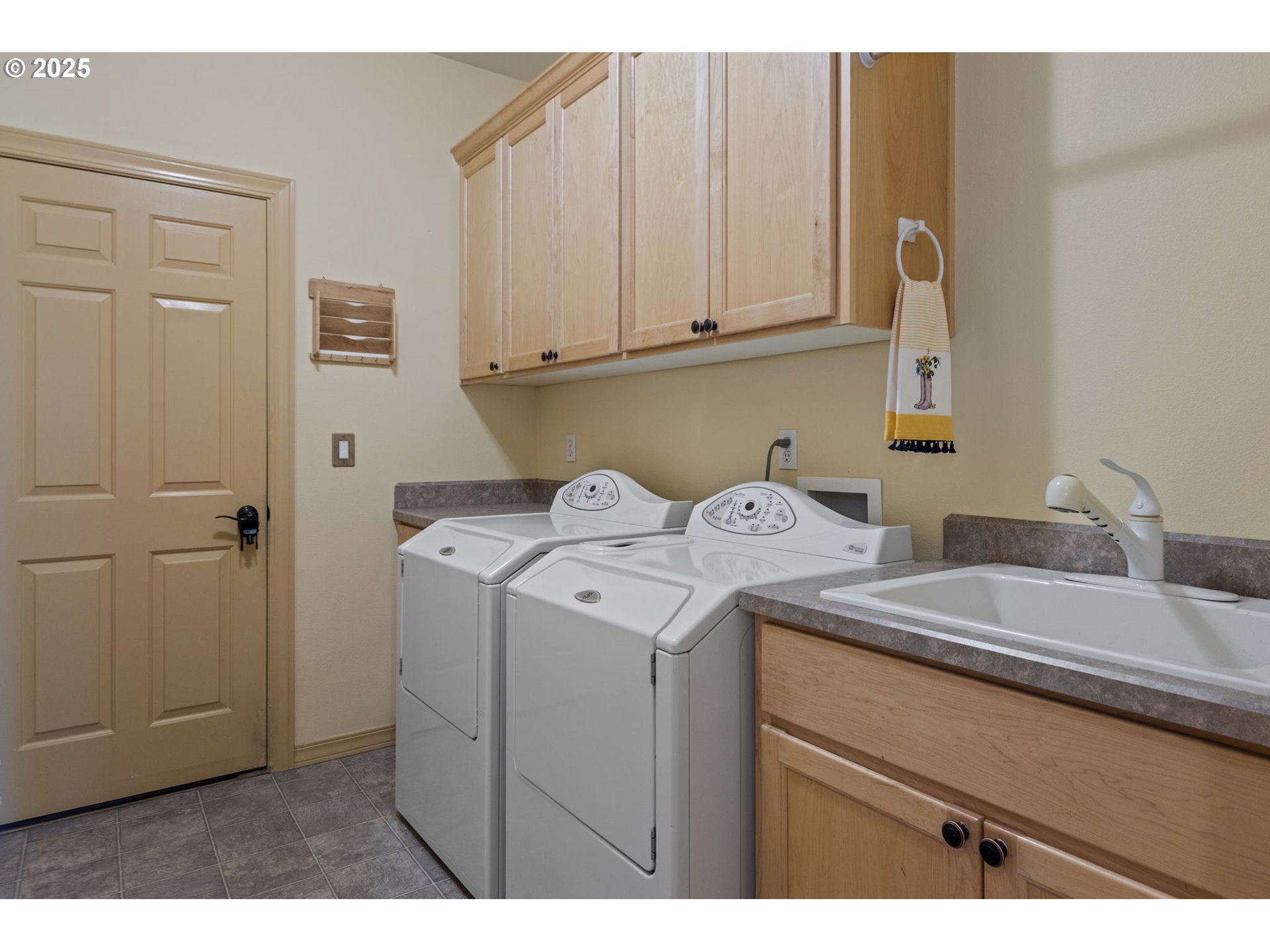 454 Tanager Drive Redmond, OR 97756 - Photo 22 of 31 a utility room with dryer and washer
