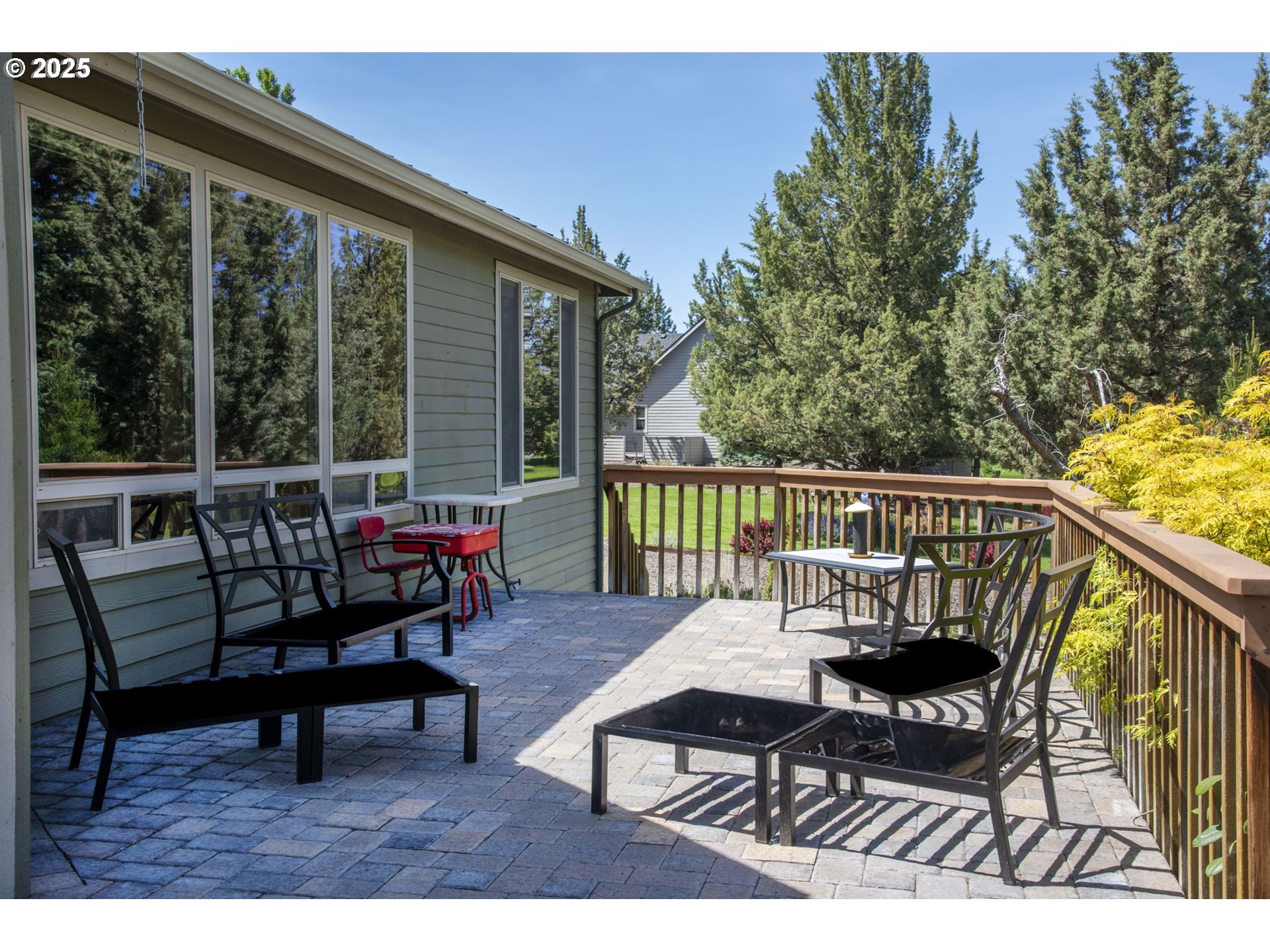 454 Tanager Drive Redmond, OR 97756 - Photo 25 of 31 a view of a chair and table on the deck