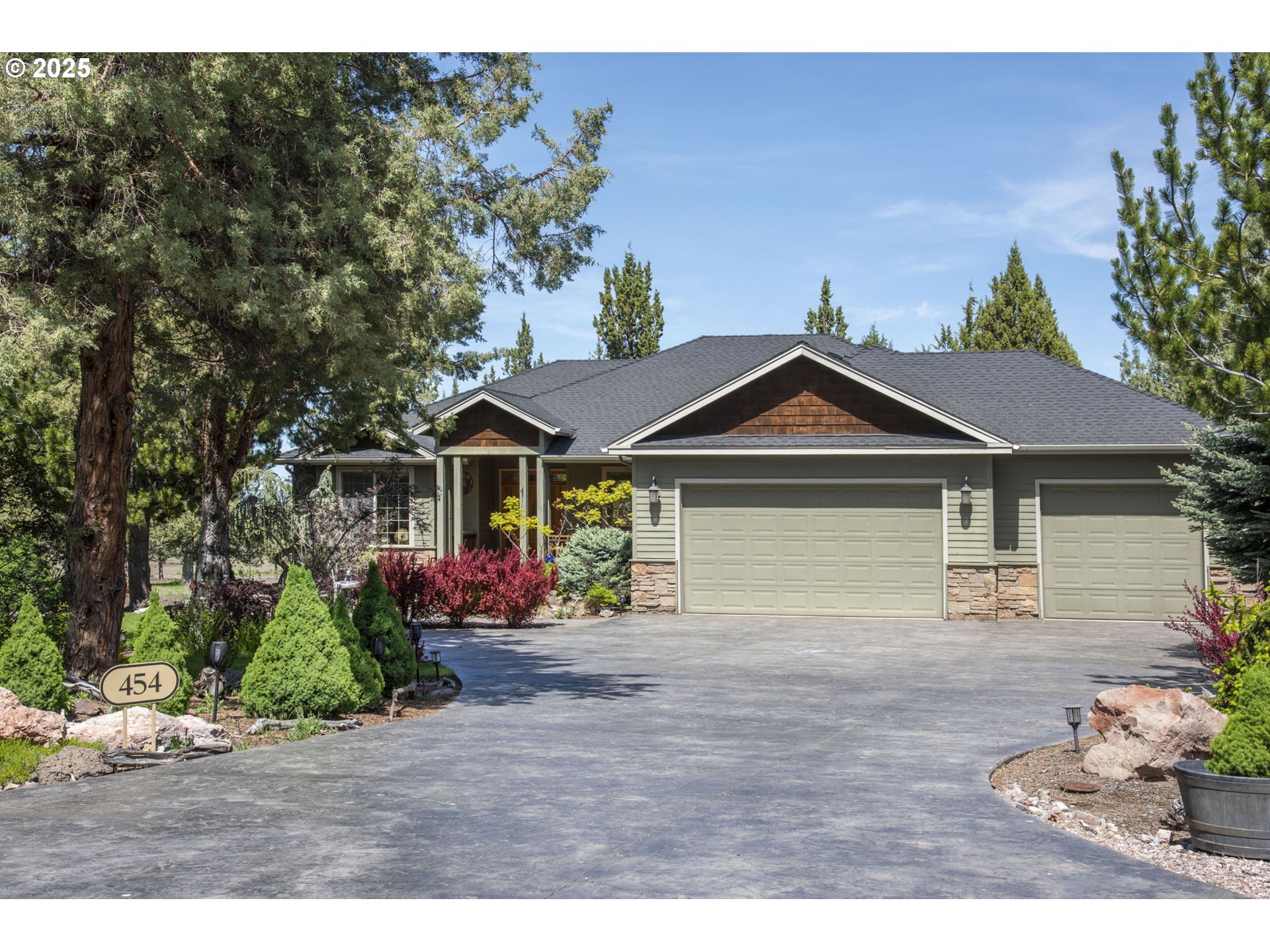 454 Tanager Drive Redmond, OR 97756 - Photo 4 of 31 a front view of a house with a yard