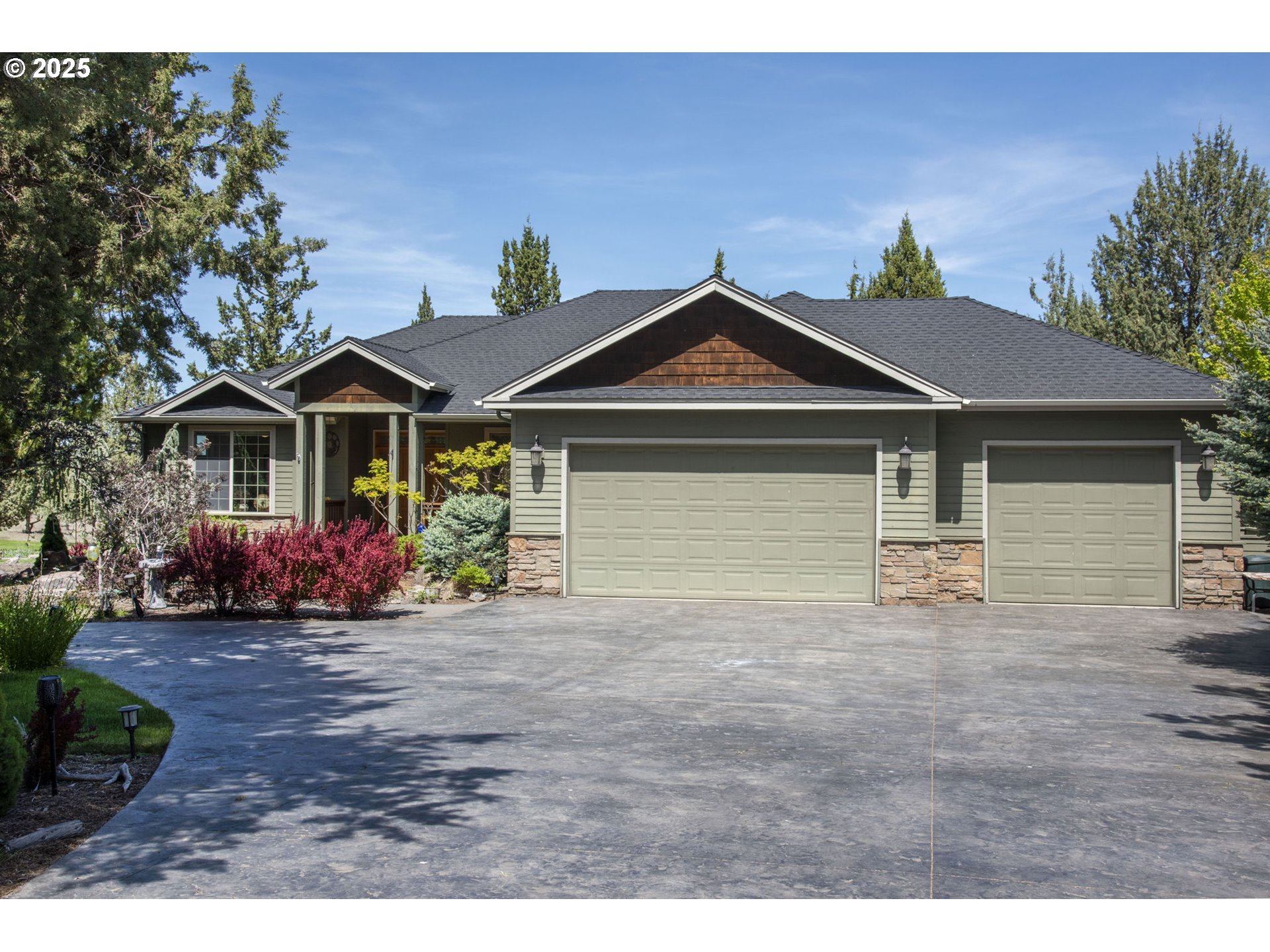 454 Tanager Drive Redmond, OR 97756 - Photo 5 of 31 a front view of a house with a garden