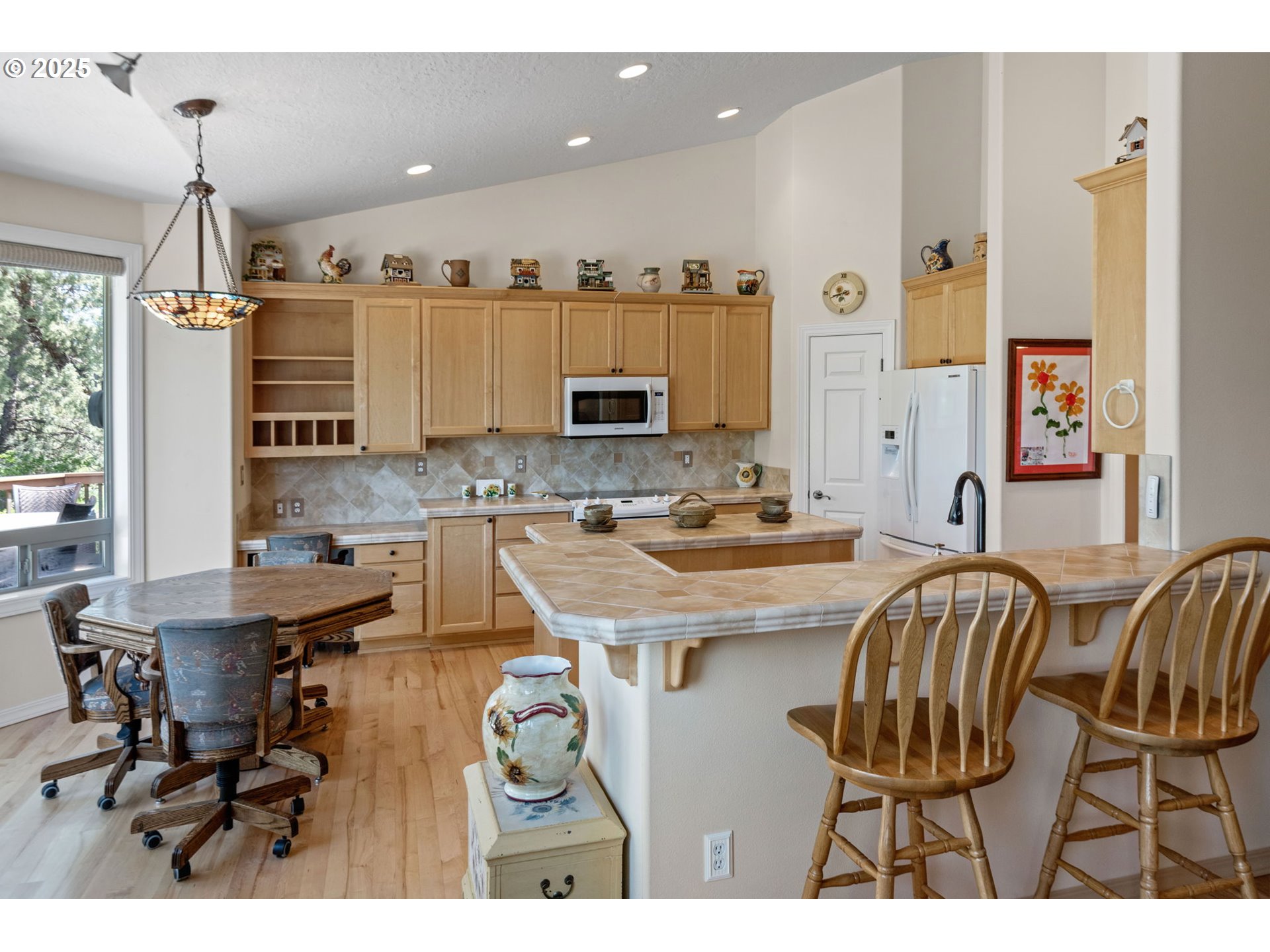 454 Tanager Drive Redmond, OR 97756 - Photo 8 of 31 a kitchen with a table chairs sink and cabinets