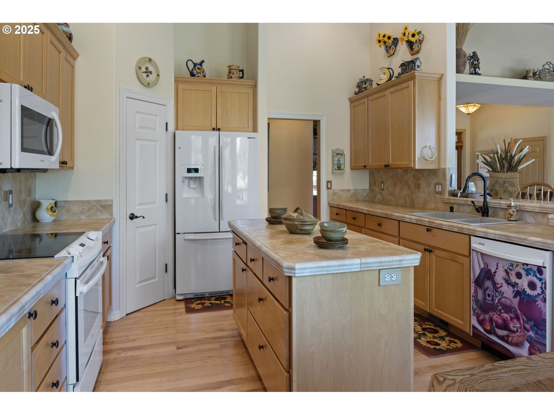 454 Tanager Drive Redmond, OR 97756 - Photo 9 of 31 a kitchen with stainless steel appliances granite countertop a sink stove and refrigerator