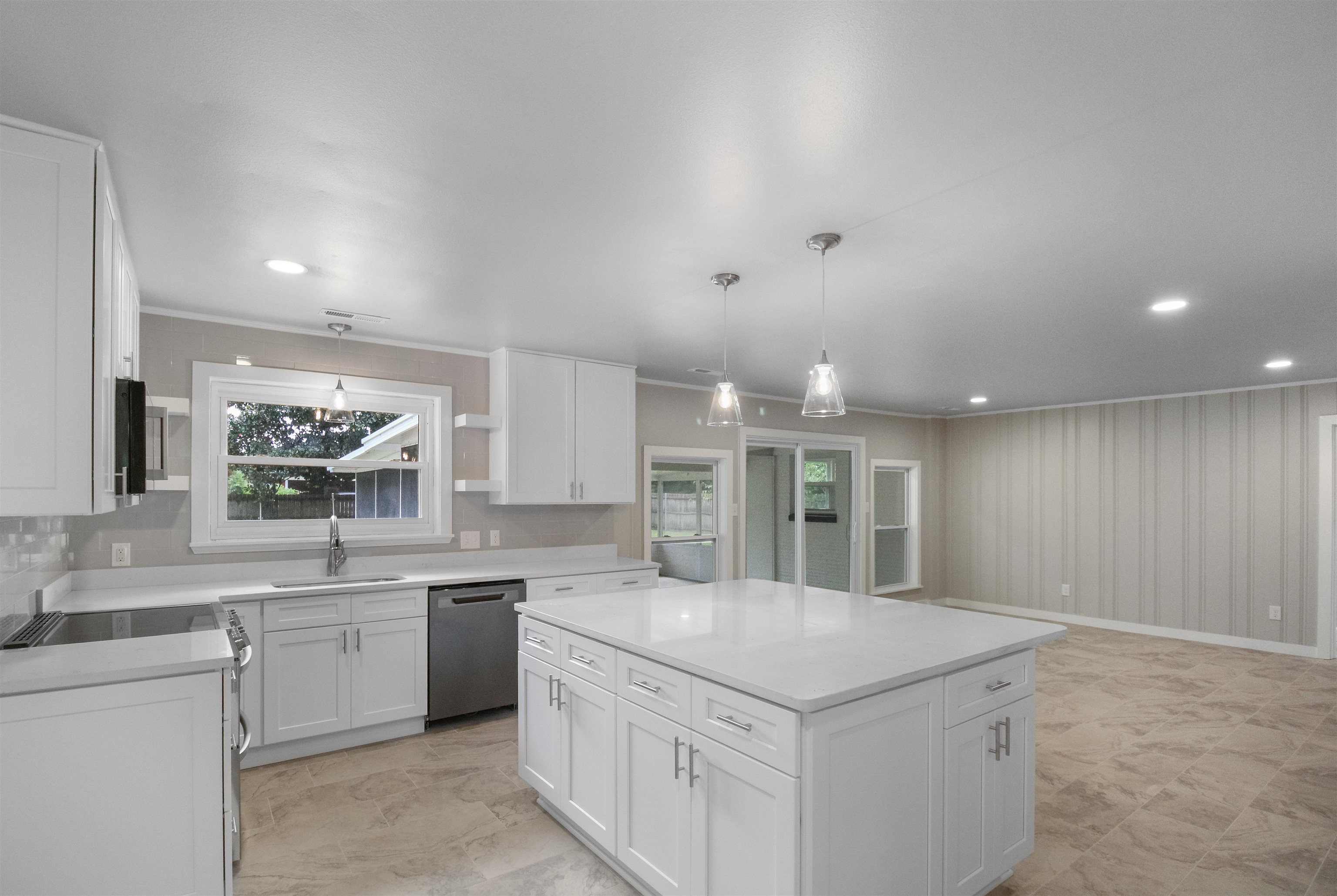 419 West Myrtle Avenue Foley, AL 36535 - Photo 6 of 17 Kitchen