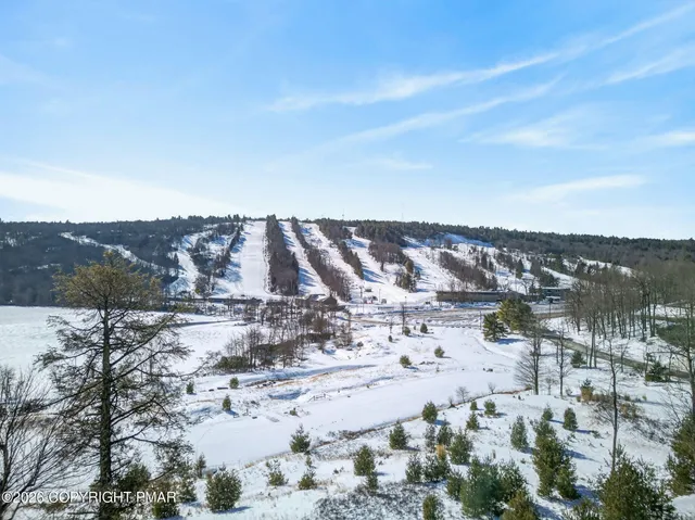 $369,900 | 82 Doe Run Lake, Lake Harmony, PA 18624