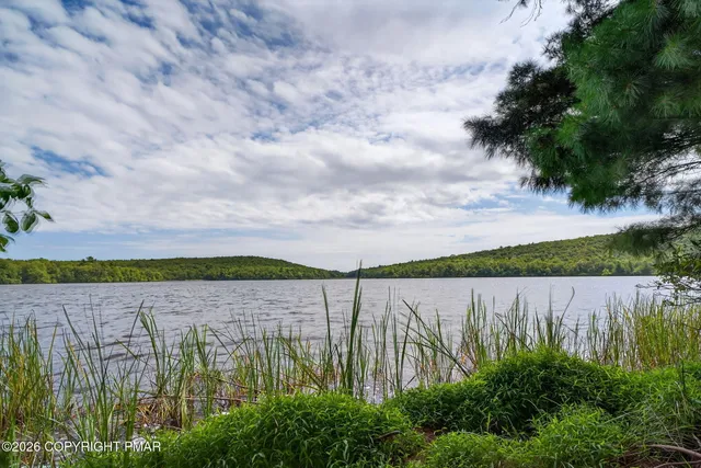 $369,900 | 82 Doe Run Lake, Lake Harmony, PA 18624