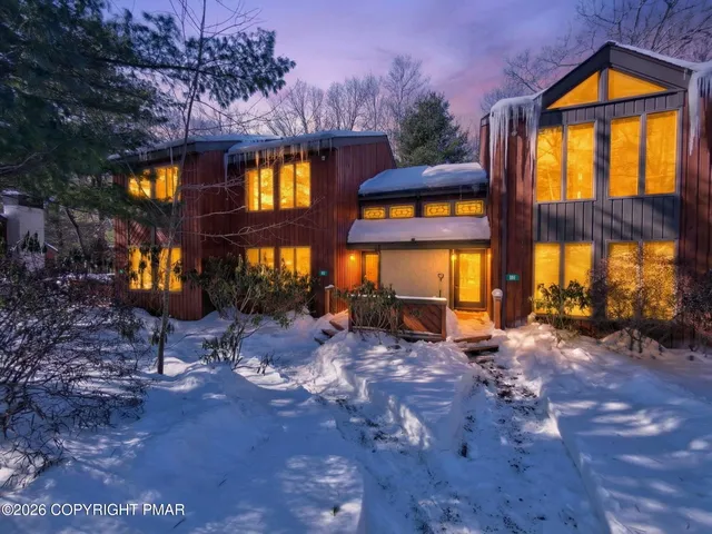 $369,900 | 82 Doe Run Lake, Lake Harmony, PA 18624