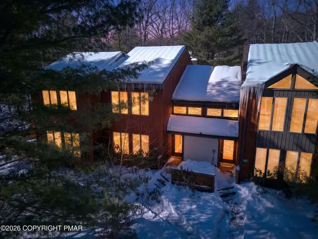 $369,900 | 82 Doe Run Lake, Lake Harmony, PA 18624