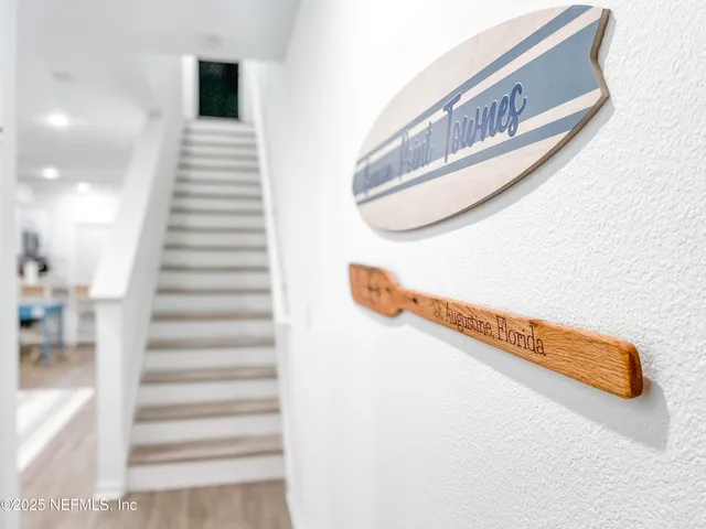 a picture of a room with a book shelf