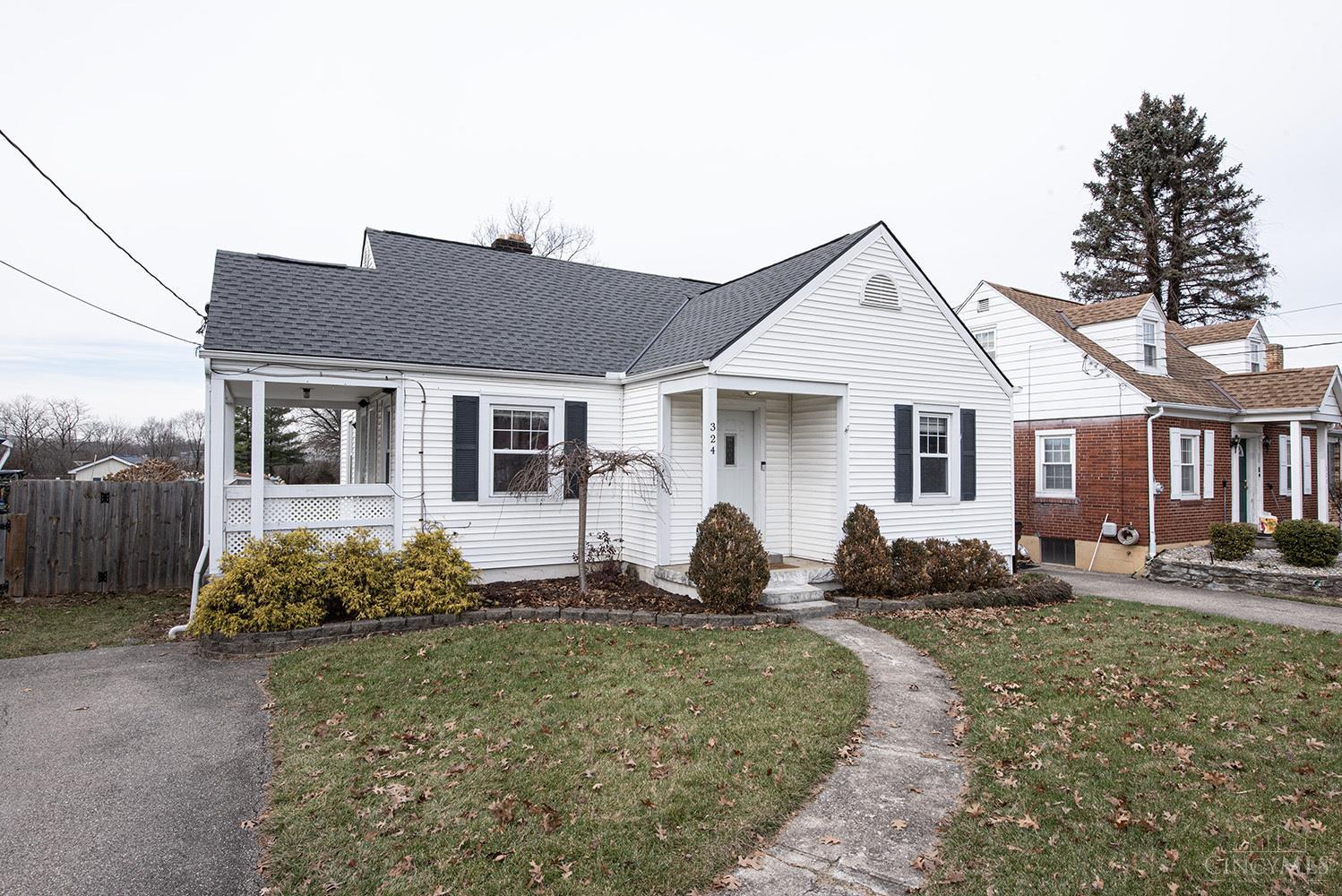 324 Cameron Road Springdale, OH 45246 - Photo 3 of 33