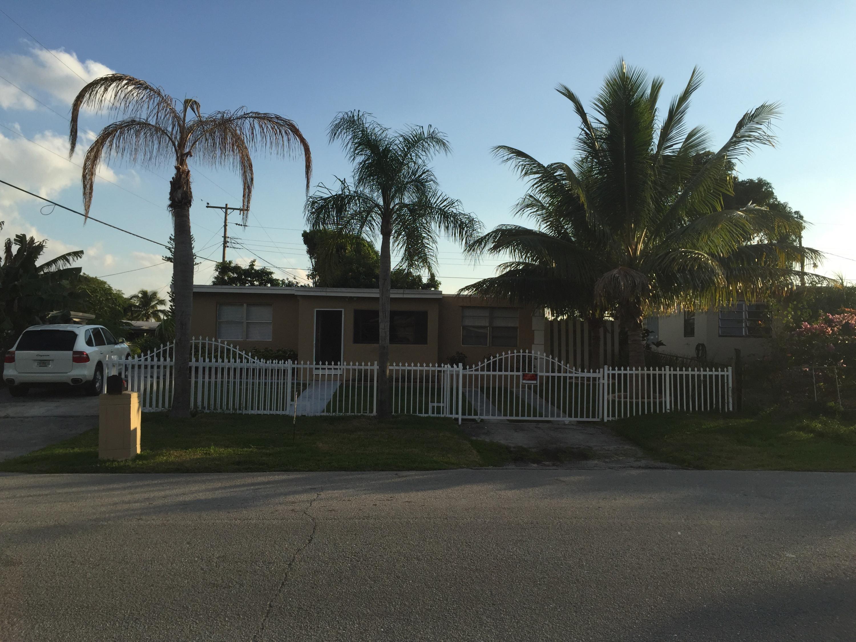 580 Mentone Road Lantana, FL 33462 - Photo 1 of 16 Front of house
