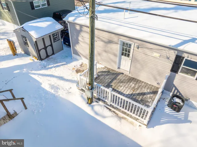 a view of a house with backyard