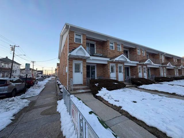 a view of a yard in front of house