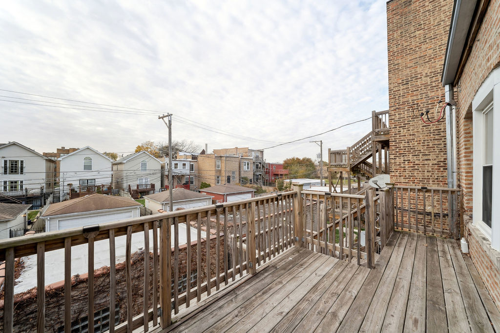 6520 South Ellis Avenue Chicago, IL 60637 - Photo 33 of 38 a view of balcony with furniture