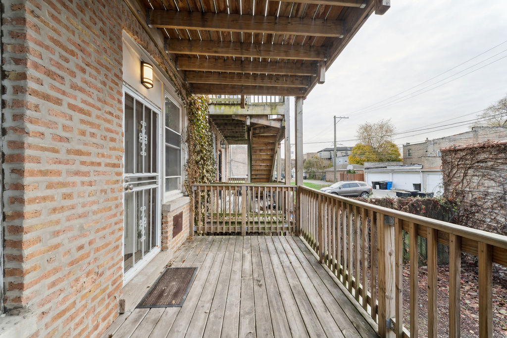 6520 South Ellis Avenue Chicago, IL 60637 - Photo 34 of 38 a view of a balcony with wooden floor