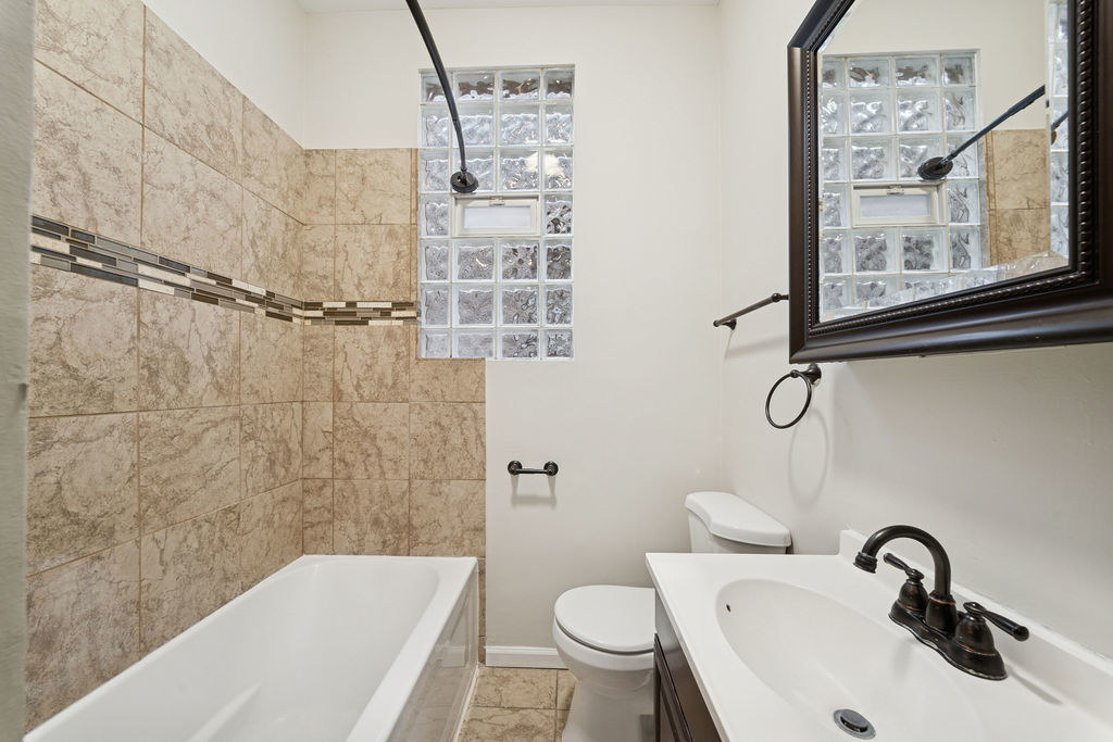 6520 South Ellis Avenue Chicago, IL 60637 - Photo 6 of 38 a bathroom with a sink toilet and shower