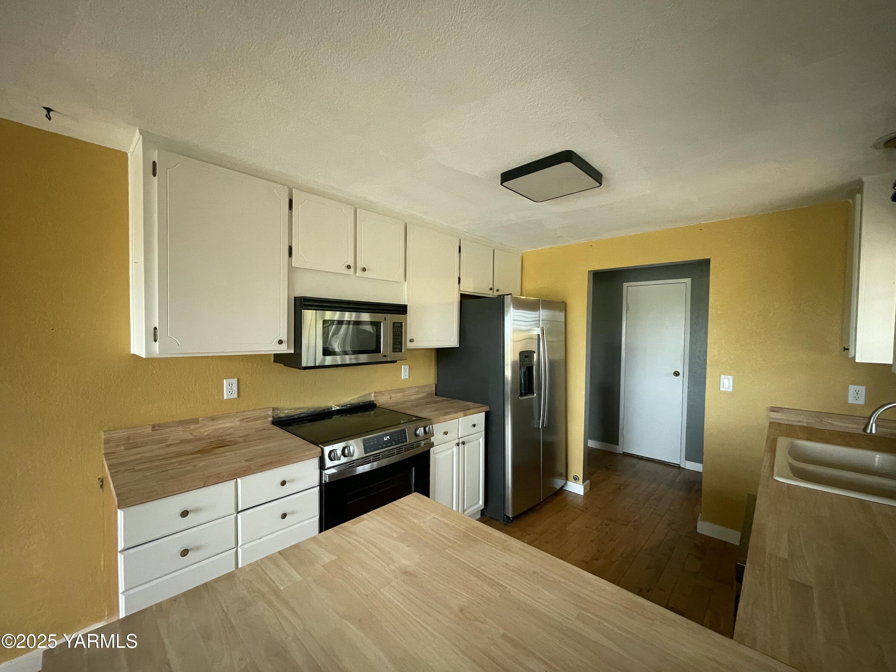 1602 Stein Road Yakima, WA 98908 - Photo 14 of 29 a kitchen with granite countertop a refrigerator stove and sink