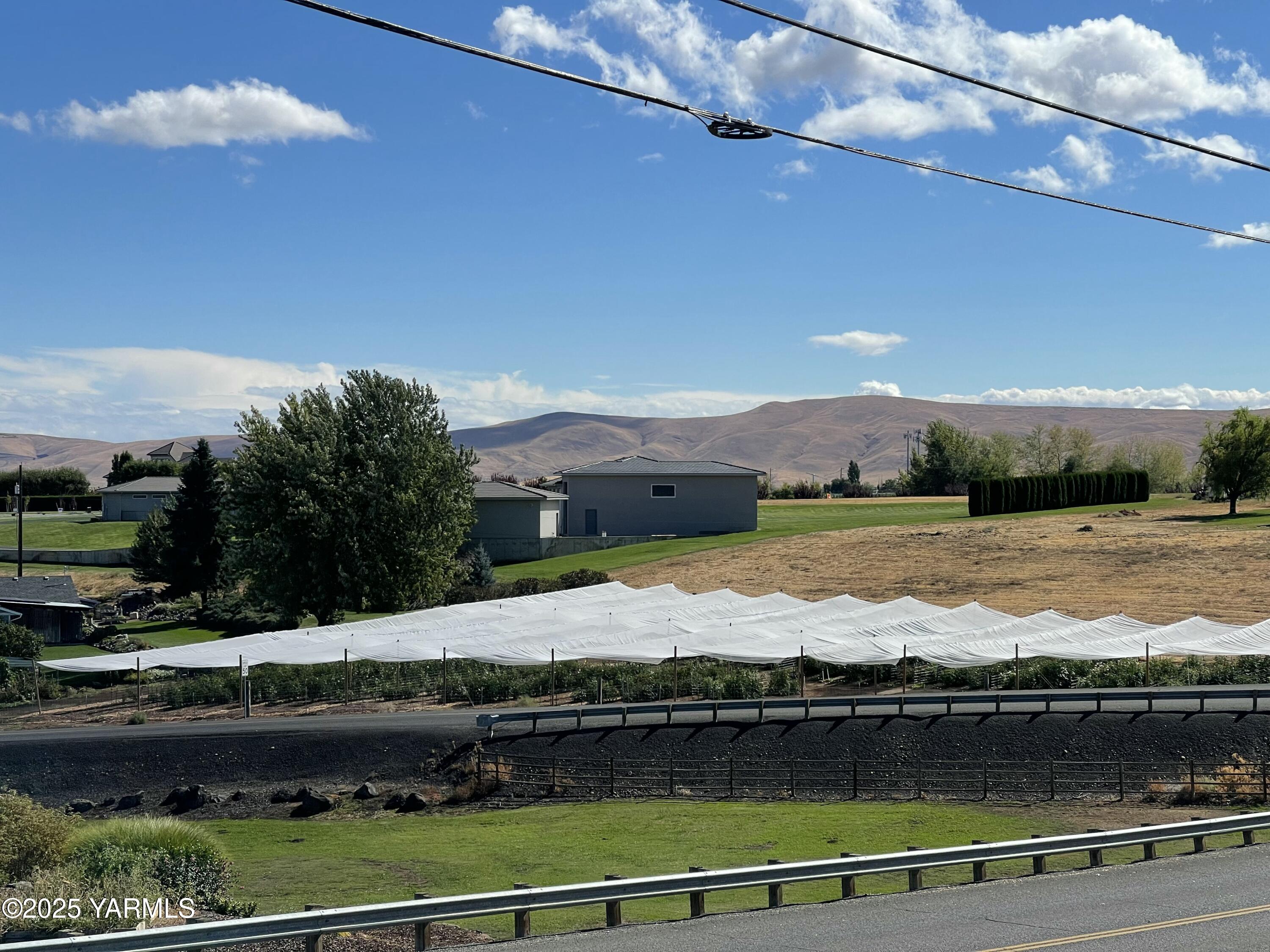 1602 Stein Road Yakima, WA 98908 - Photo 28 of 29 a view of a city with an ocean