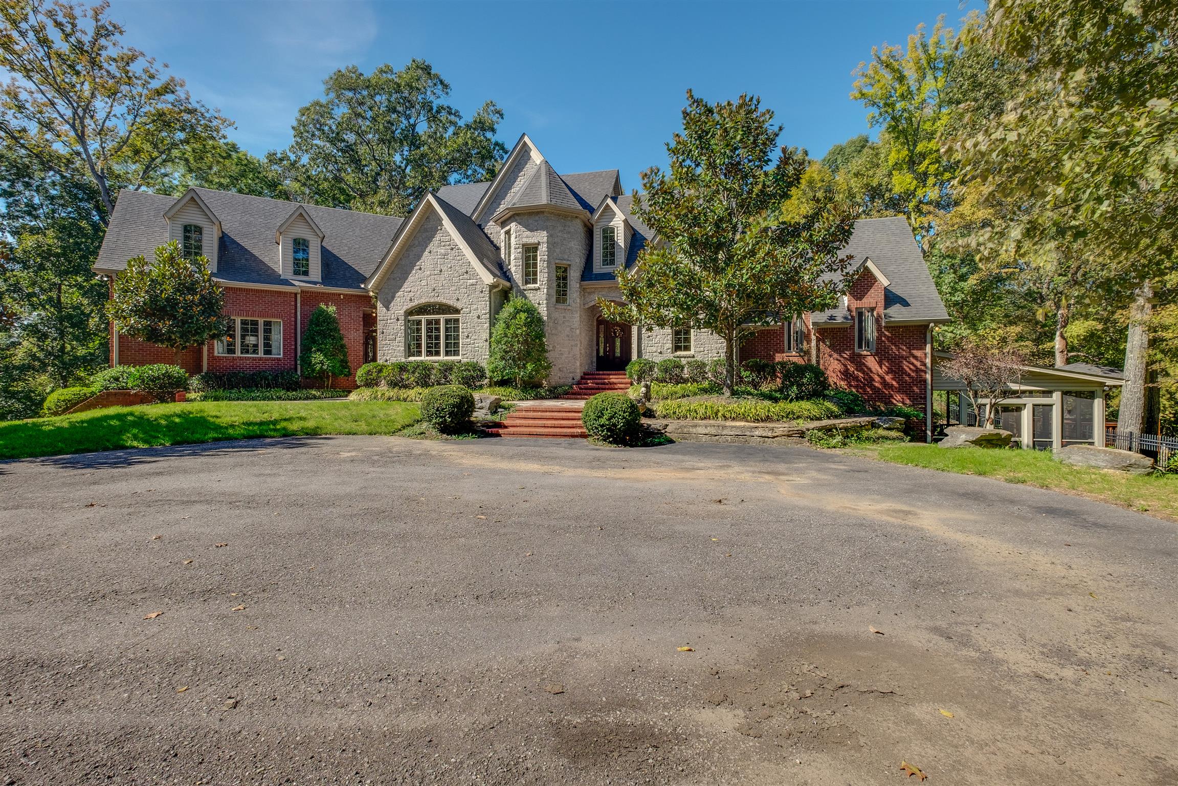 7446 River Rd Pike Nashville, TN 37209 - Photo 4 of 30 a front view of house with yard and green space