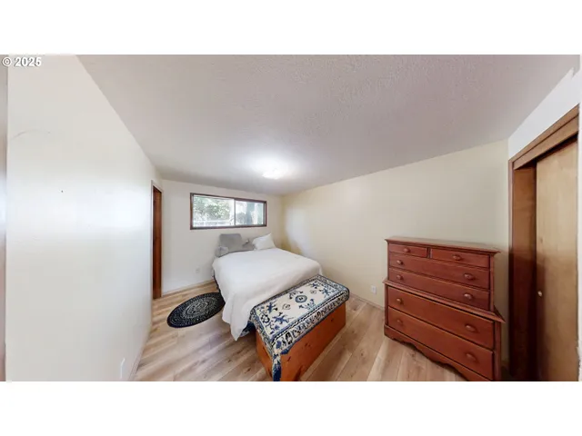 a en suite bathroom with a sink and a mirror