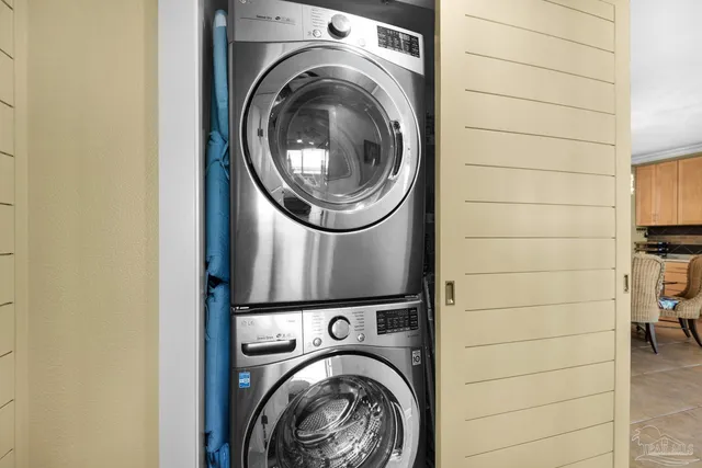 a view of entryway with washer and dryer