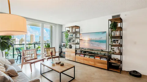 $3,900 | 1155 Brickell Bay Drive, Unit 2208, Miami, FL 33131