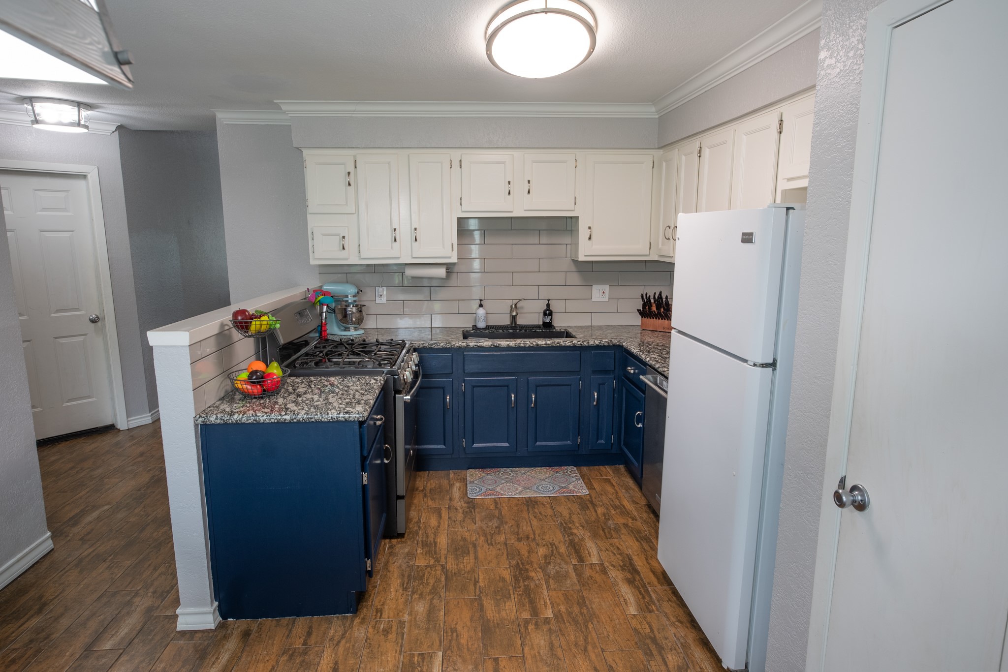 10 Wagon Ln Loop Angleton, TX 77515 - Photo 10 of 28 a kitchen with refrigerator and cabinets